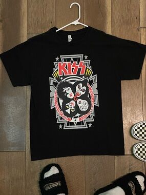 Kiss Black Band Tee with Red and White Graphic